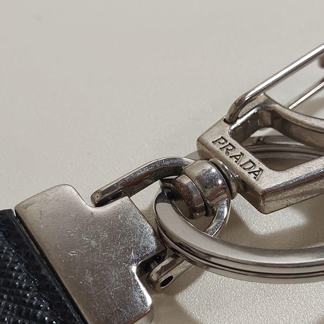 プラダ トライアングルロゴ キーホルダー サフィアーノ ブラック