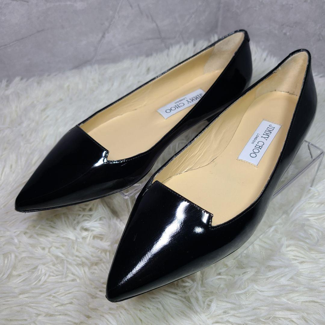 【JIMMY CHOO】Attila　アティラ　ブラックエナメルフラットシューズ パール付き Black スエード・フラットシューズ |ADE FLAT |2021年
