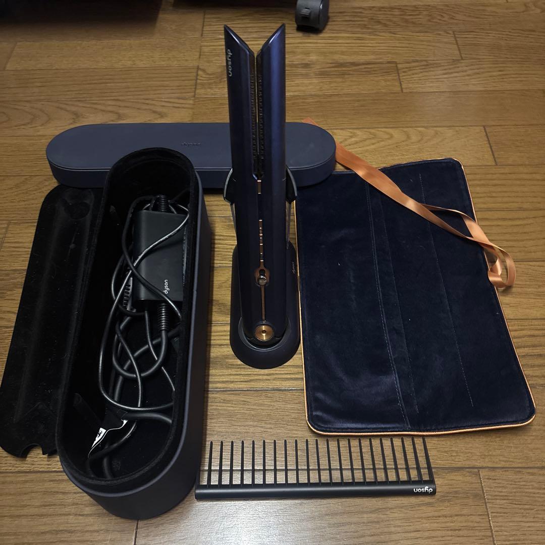 Dyson ストレートヘアアイロン 本体と付属品 濡れた髪もOK。ダイソンから熱風式ストレートヘアアイロンが登場