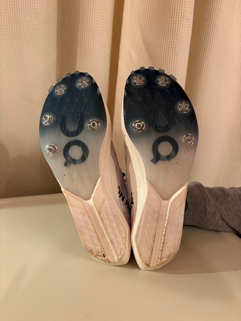 年末セール！ On クラウドスパイク アンプリウス2 25.5