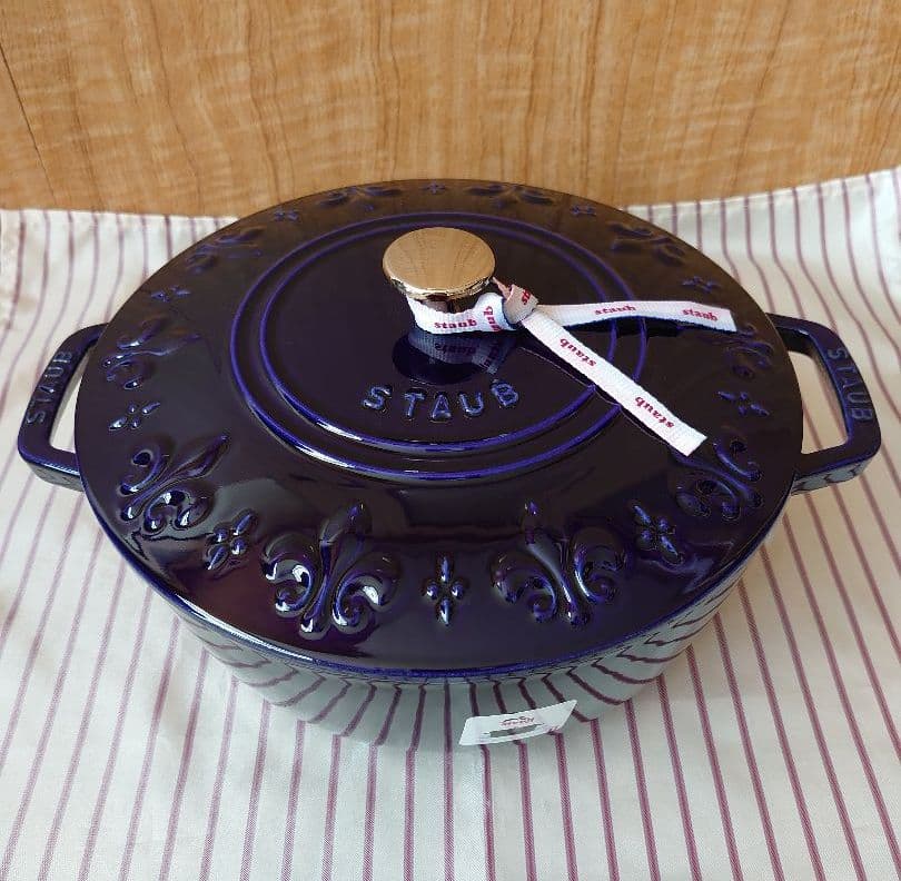 staub【新品】フルール・ド・リス フレンチオーブン24㎝ グランブルー