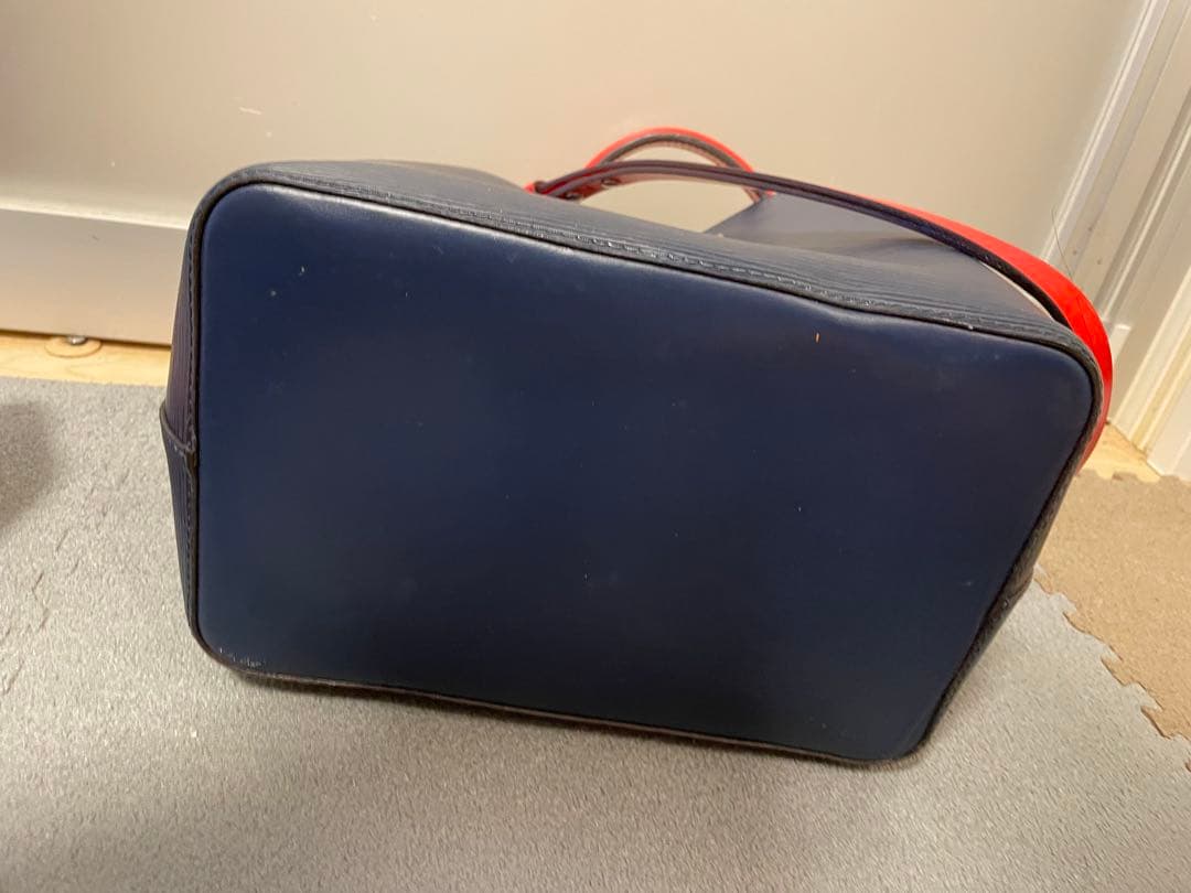 ネイビーとレッドの巾着型バッグ ルイヴィトン エピ 美品 ネオノエ