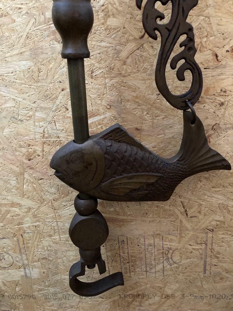 御目出鯛♪自在鉤‼︎ 縁起の良い鯛を飾る真鍮製の自在鉤 DC6279 – 古福庵 [ KOFUKUAN