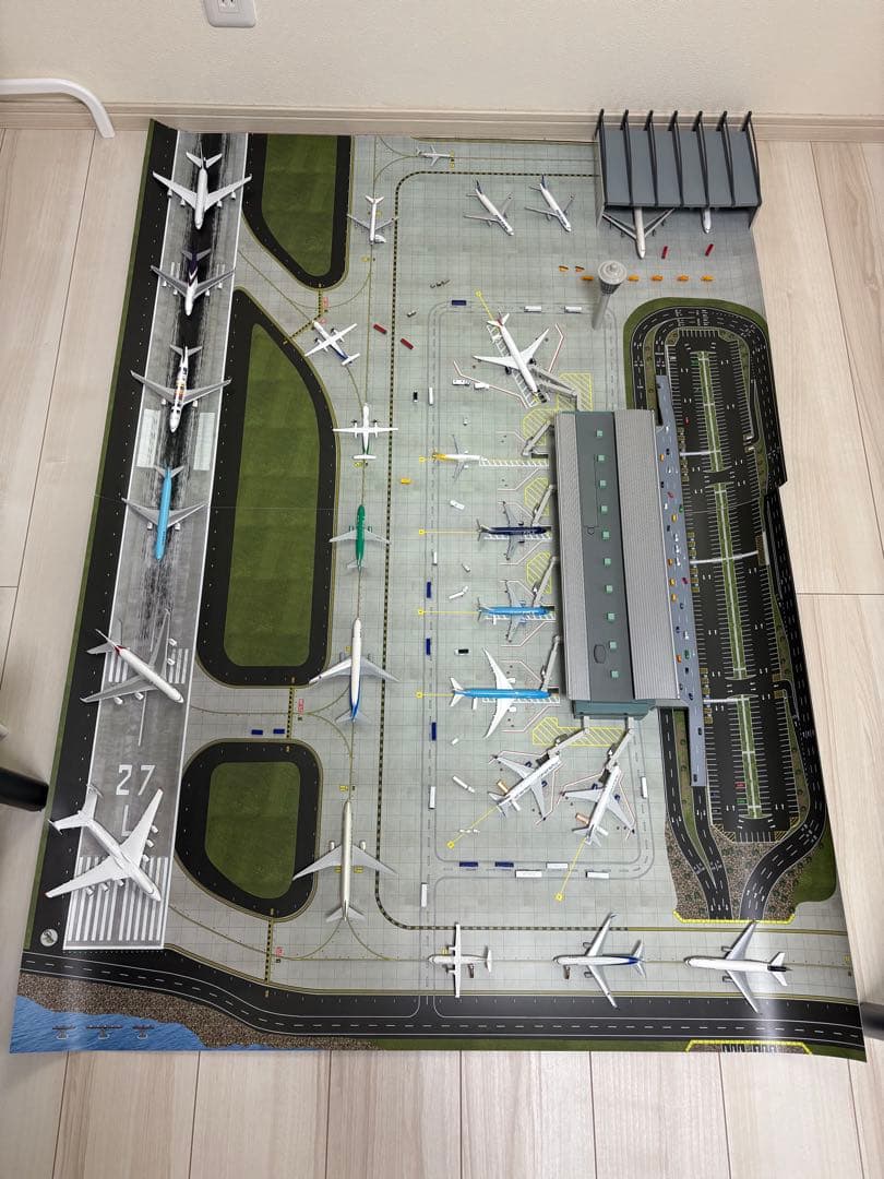 ①GJARPTB2 空港ターミナルビル　②GJAPS006 専用マット　セット GJARPTB4 GEMINI JETS 空港ターミナルビル 搭乗ブリッジ7基付 再生産品