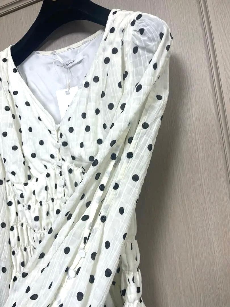 新品未使用Estella.K LuanaBlouse VネックシャーリングBL - メルカリ