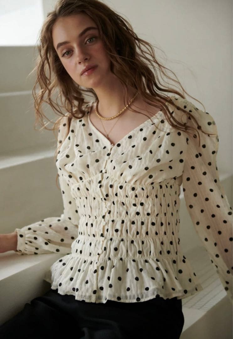 新品未使用Estella.K LuanaBlouse VネックシャーリングBL - メルカリ