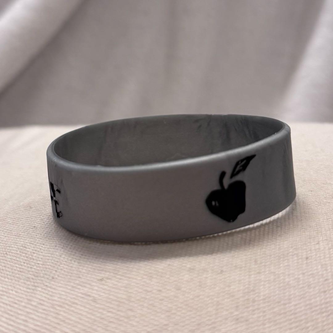 匿名配送】Mrs.GREEN APPLE ラバーバンド グレー シルバー - メルカリ