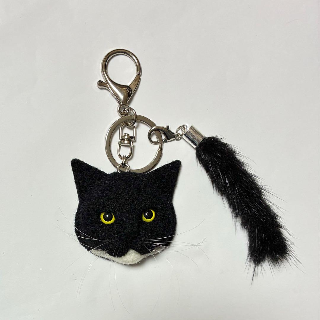 羊毛フェルト 猫キーホルダー 黒白猫 - メルカリ