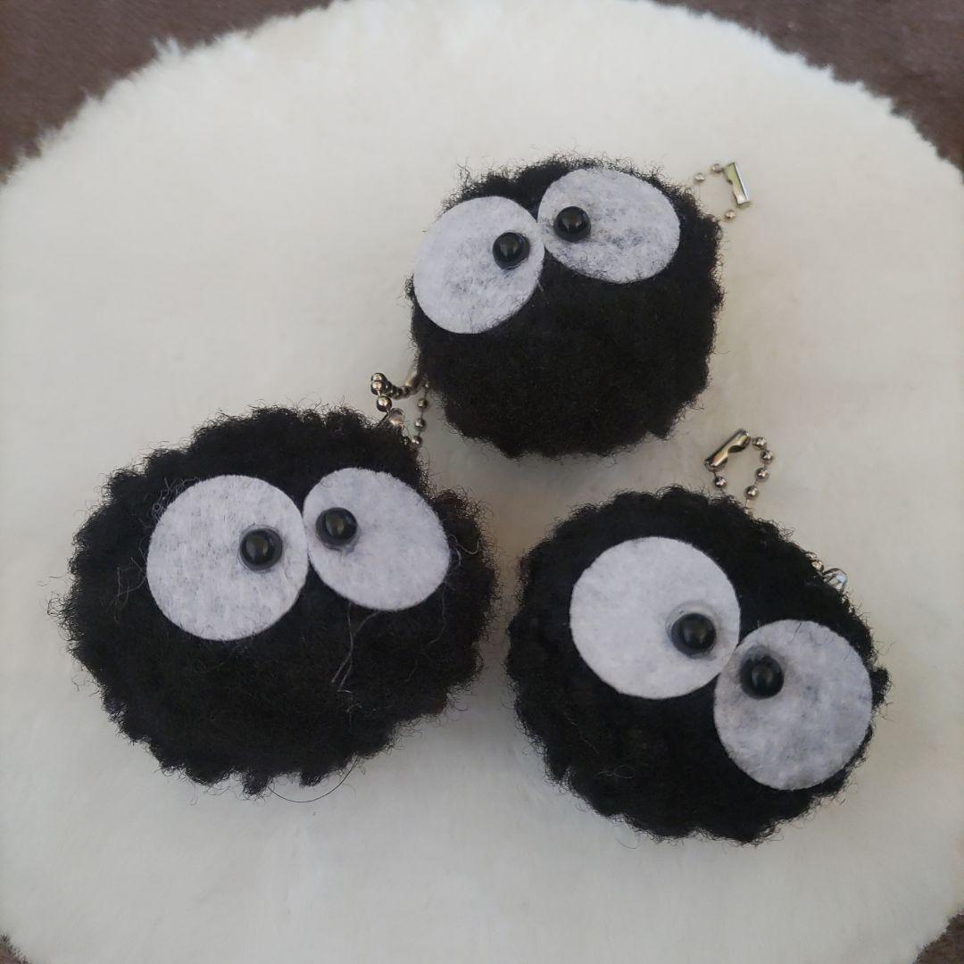 まっくろくろすけ ふわふわ黒いキャラクターキーホルダー - メルカリ