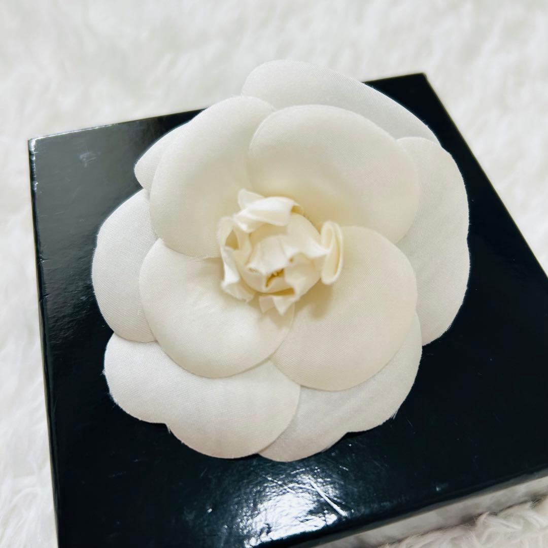 CHANEL シャネル ナイロン カメリア コサージュ ブローチ 白 ホワイト
