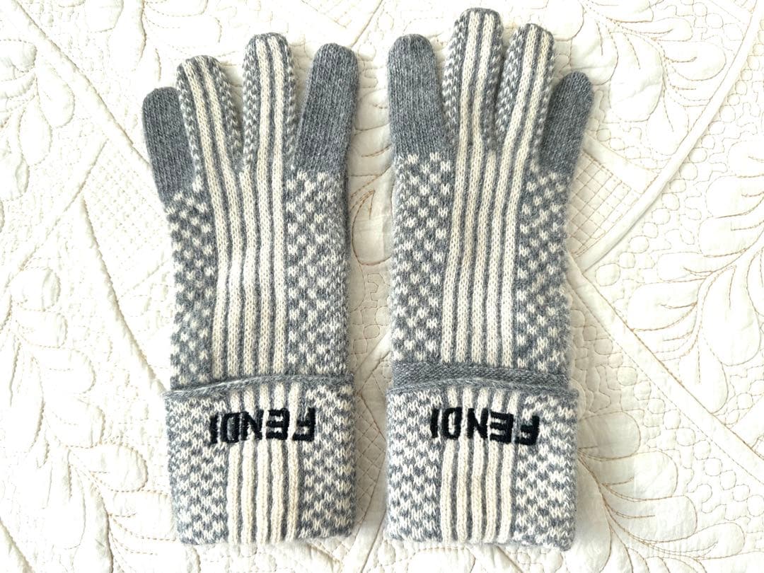 未使用FENDIフェンディロゴ手袋☆白グレーグローブズッカ柄FFアンゴラ