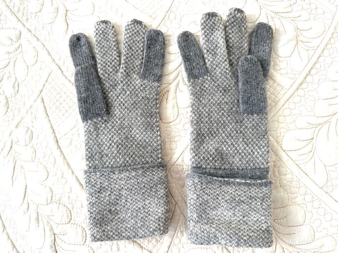 未使用FENDIフェンディロゴ手袋☆白グレーグローブズッカ柄FFアンゴラ