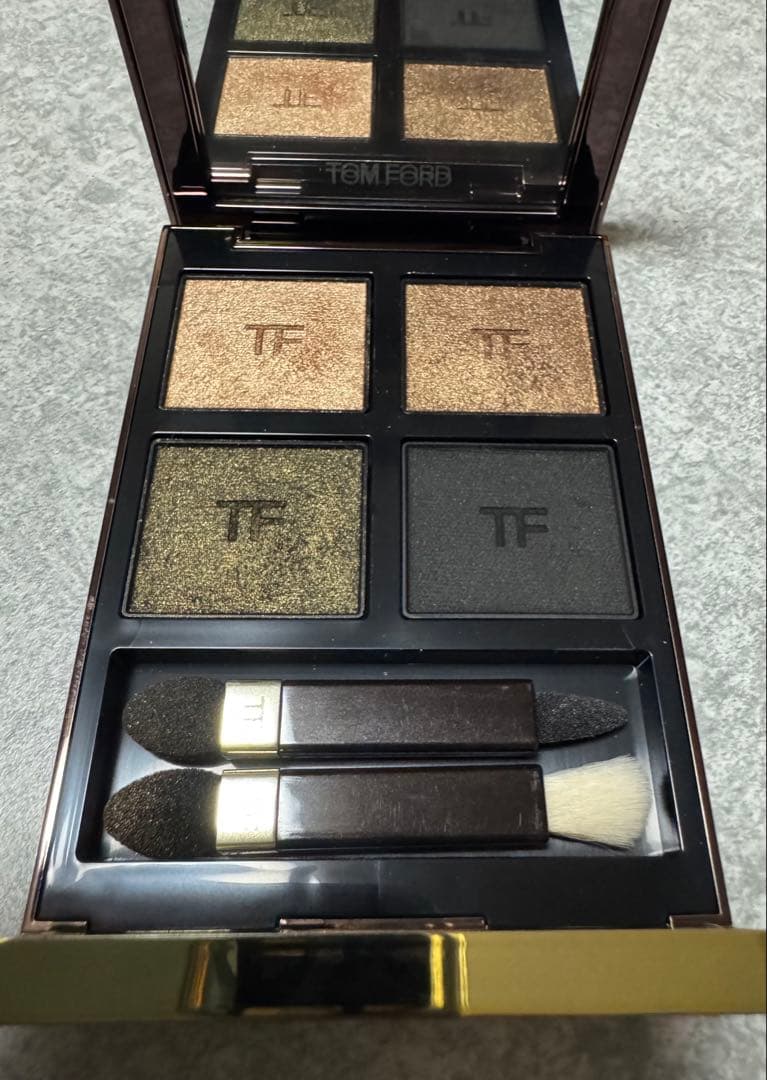 トムフォード アイカラークォード 47オリーブスモーク - メルカリ