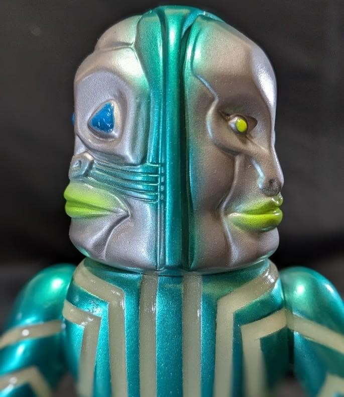 三面怪人 ダダ（M1号）三面バージョン ソフビフィギュア 蓄光