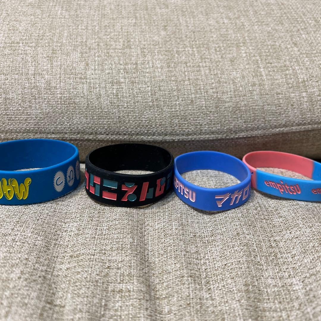 マカロニえんぴつ ラバーバンドセット（青・黒・ピンク・水色） - メルカリ