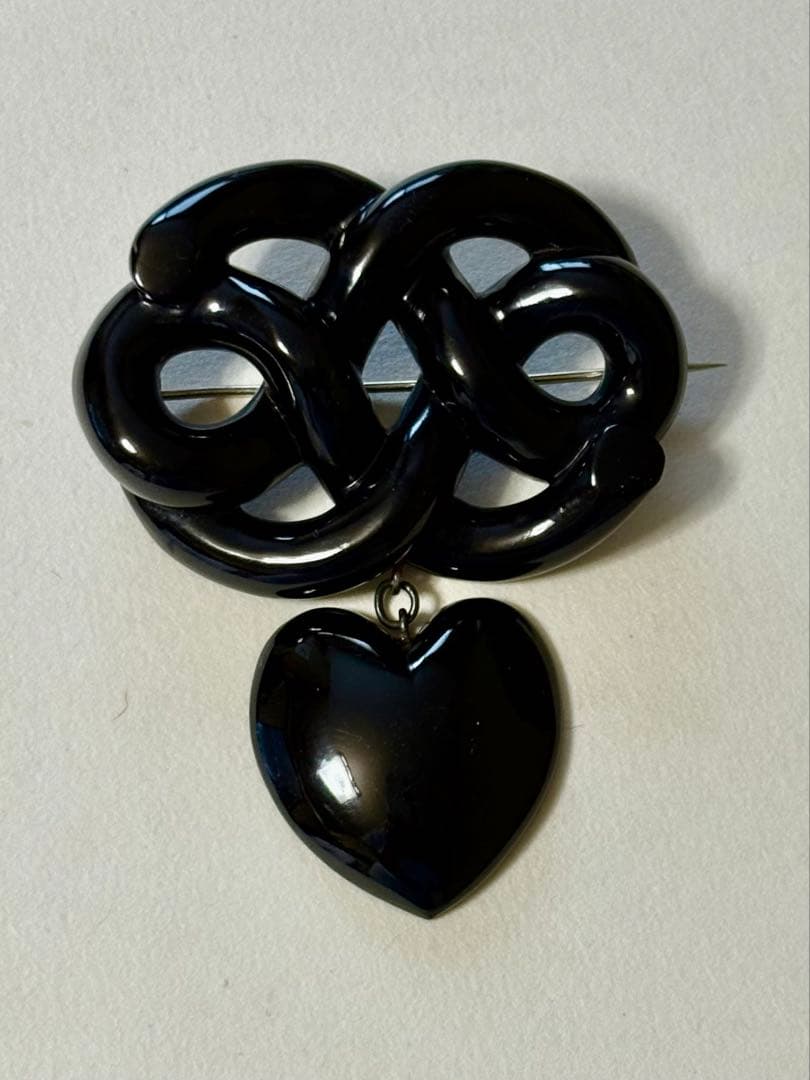 アンティークジェット　黒いハート型チャーム付きブローチ ウクライナ 黒いハートと銀の月、タロットモチーフのピンバッジ。魔女