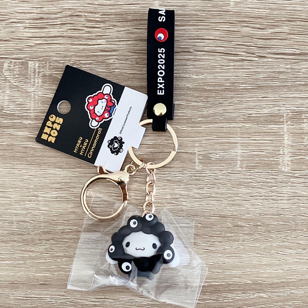 関西万博 ミャクミャク サンリオ キーホルダー 黒なりきり シナモン