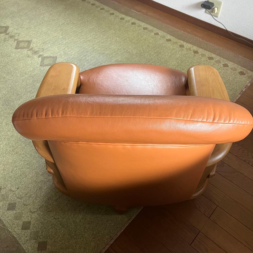 カリモク 回転式アームチェア ソファ 1人掛け ラック付き たのめる便