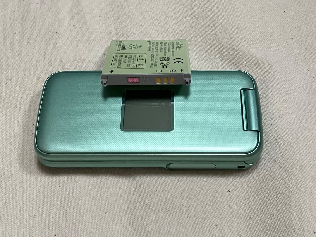 docomo F-02J らくらくホン ミントグリーン［ジャンク］ - メルカリ