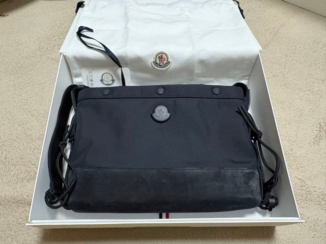 MONCLER ブラック ショルダーバッグ　New Tech クロスボディバッグ ブラック New Tech クロスボディバッグ : バッグ&スモールアクセサリー