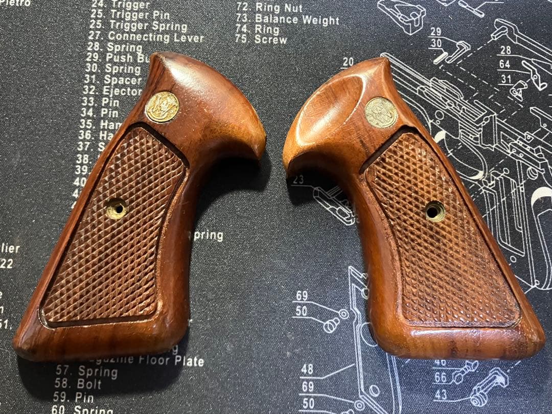 木製トイガングリップ 金属エンブレム付き 木製トイガングリップ 金属エンブレム付き