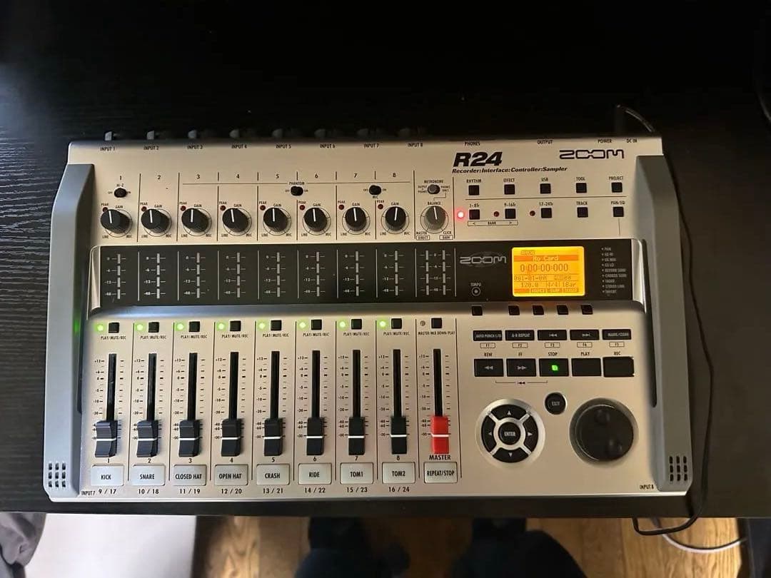 Zoom R24 オーディオインターフェース