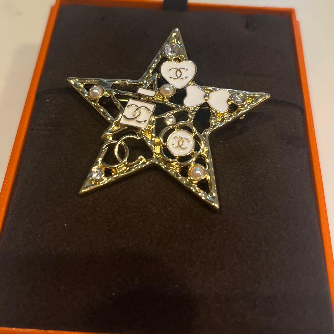 CCロゴ ブローチ クリスタル パール ゴールド ノベルティ 星柄 - メルカリ
