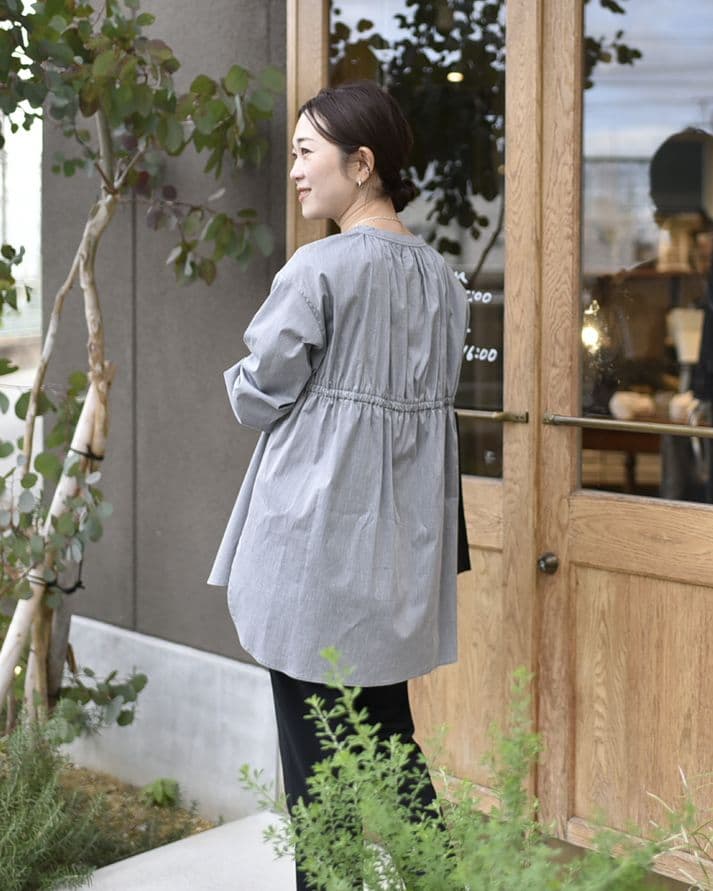 OUR 後ろギャザーのきれいめブラウス　アッシュグレー 後ろギャザーのきれいめブラウス – OURHOME