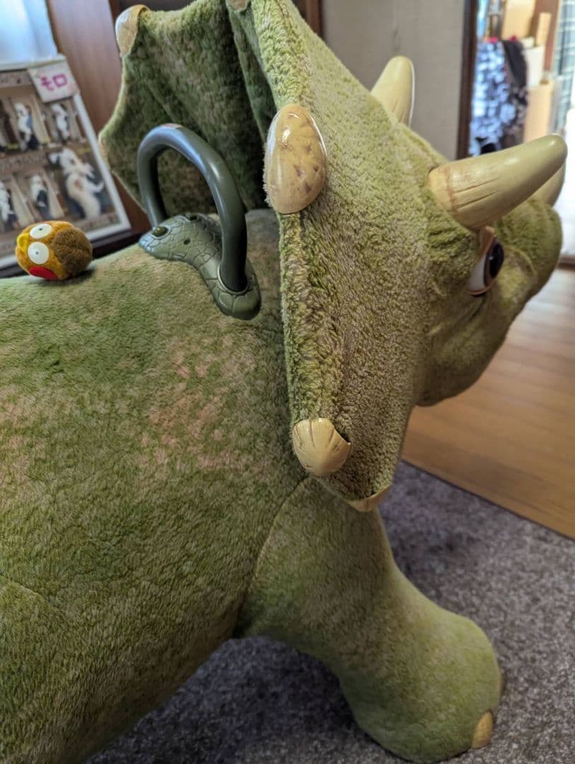 宮城送料無料】子供が乗れる動くトリケラトプス 恐竜玩具 ￥108,000