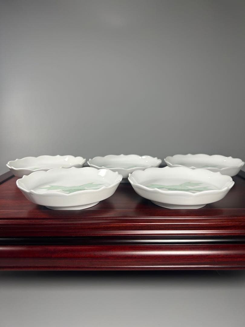 重要無形文化財（人間国宝） 井上萬二 本人作 「白磁緑釉牡丹彫文」 未