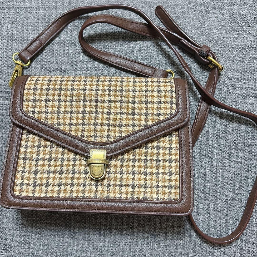 チェック柄ショルダーバッグ ブラウン - メルカリ