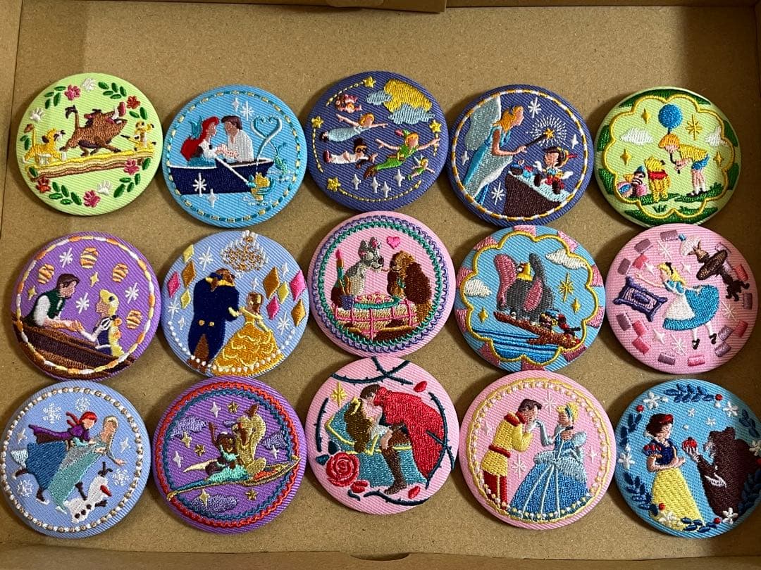 ディズニー 刺繍缶バッジ コンプリート - メルカリ
