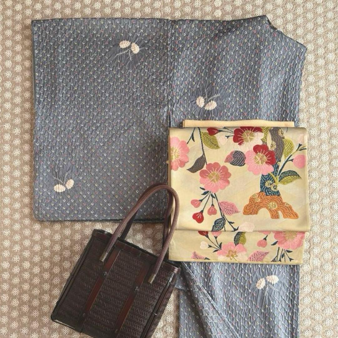 可愛い蝶々柄　絞り　小紋　正絹　お花見着物　ミナペルホネンお好きな方にも 濃地に恋する 飛び柄小紋 ⁡ 縮緬のシボ感が引き立つ 絶妙なグレー