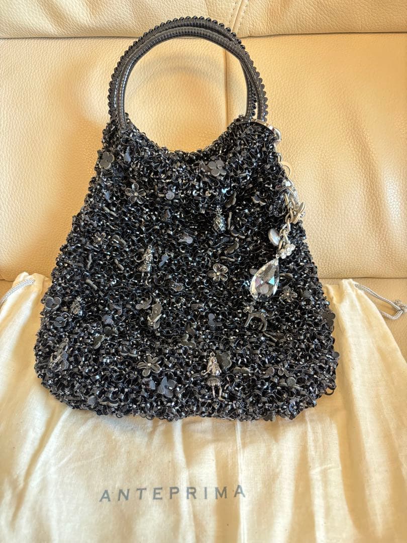 ハワイ限定　ANTEPRIMA ビーズ装飾 ブラックハンドバッグ　チャーム付き ANTEPRIMA ビーズ装飾の黒いハンドバッグ - メルカリ