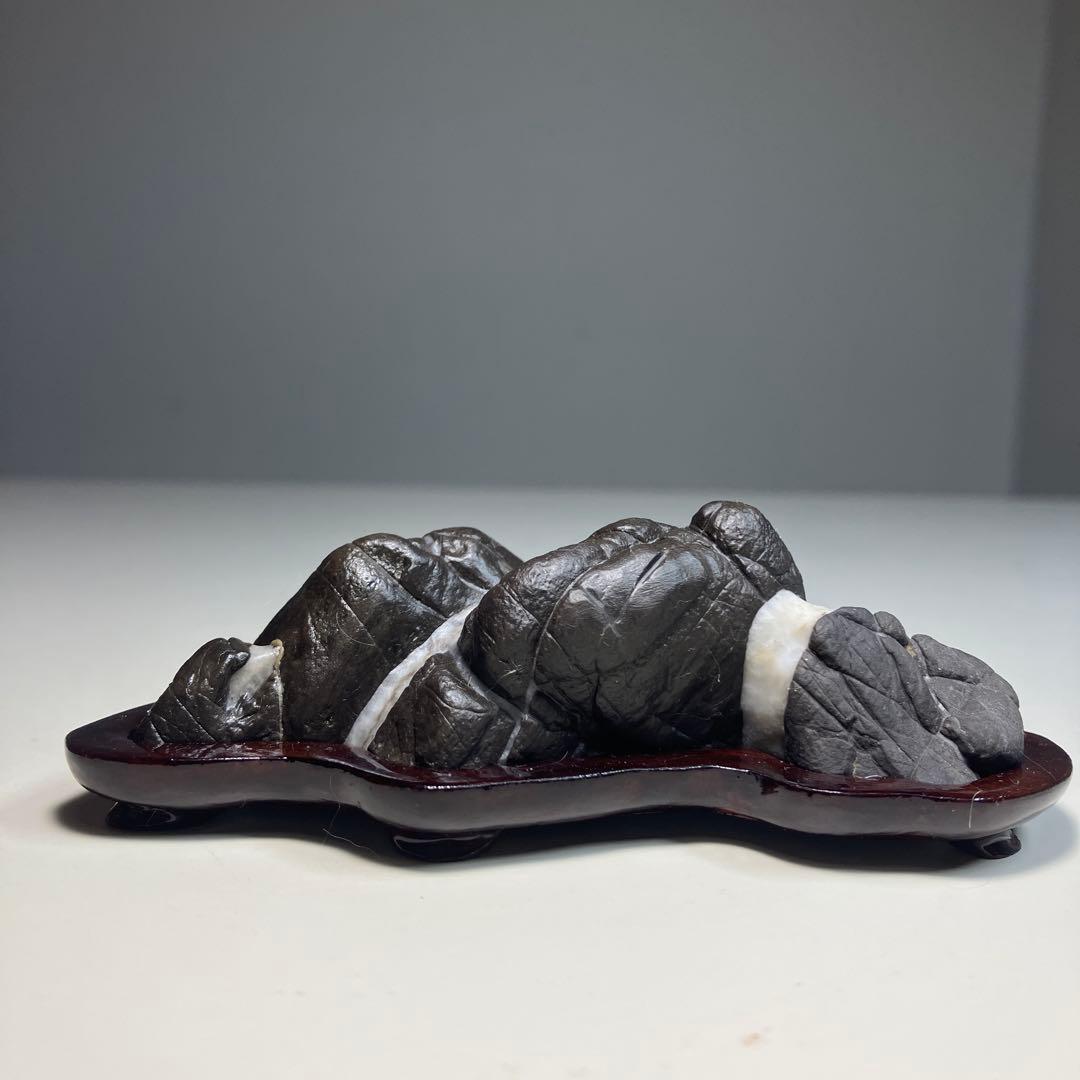 水石 黒と白のストライプ 木製台座付き - メルカリ