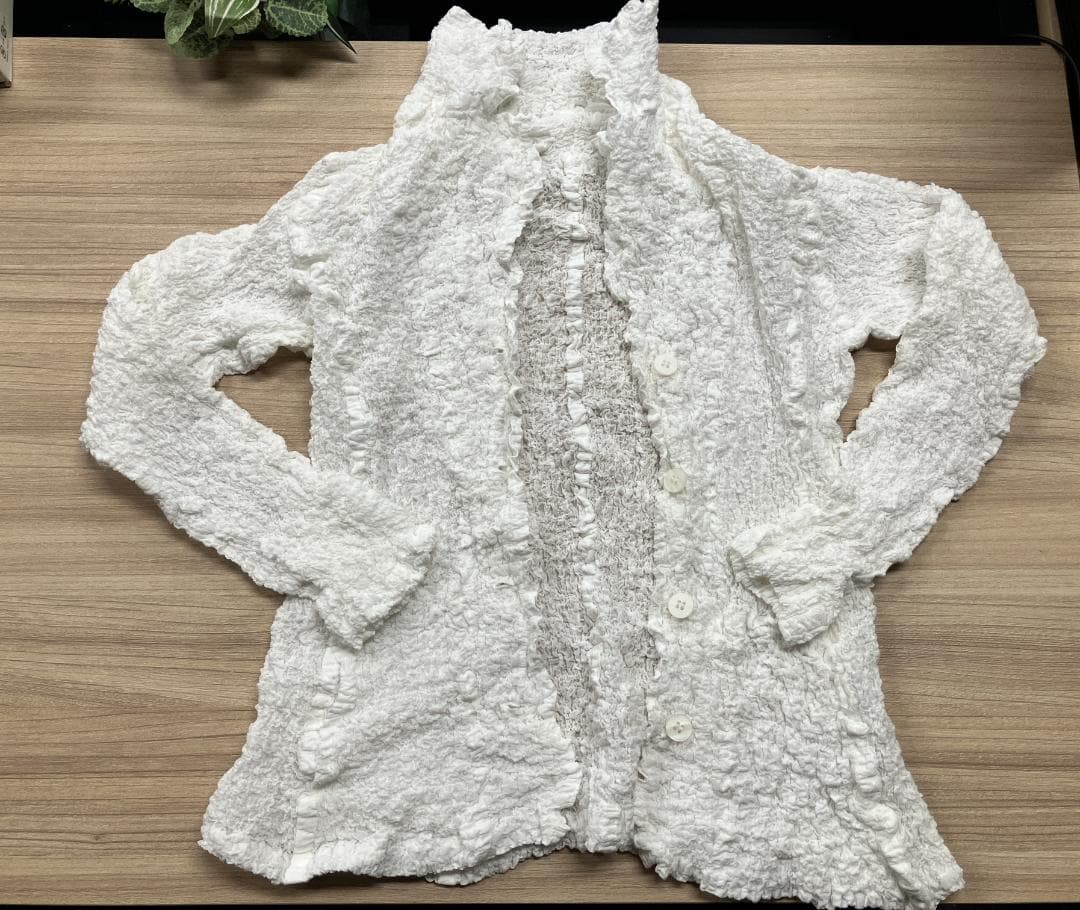 値下げ中】me ISSEY MIYAKE／カリフラワー カーディガン／ホワイト