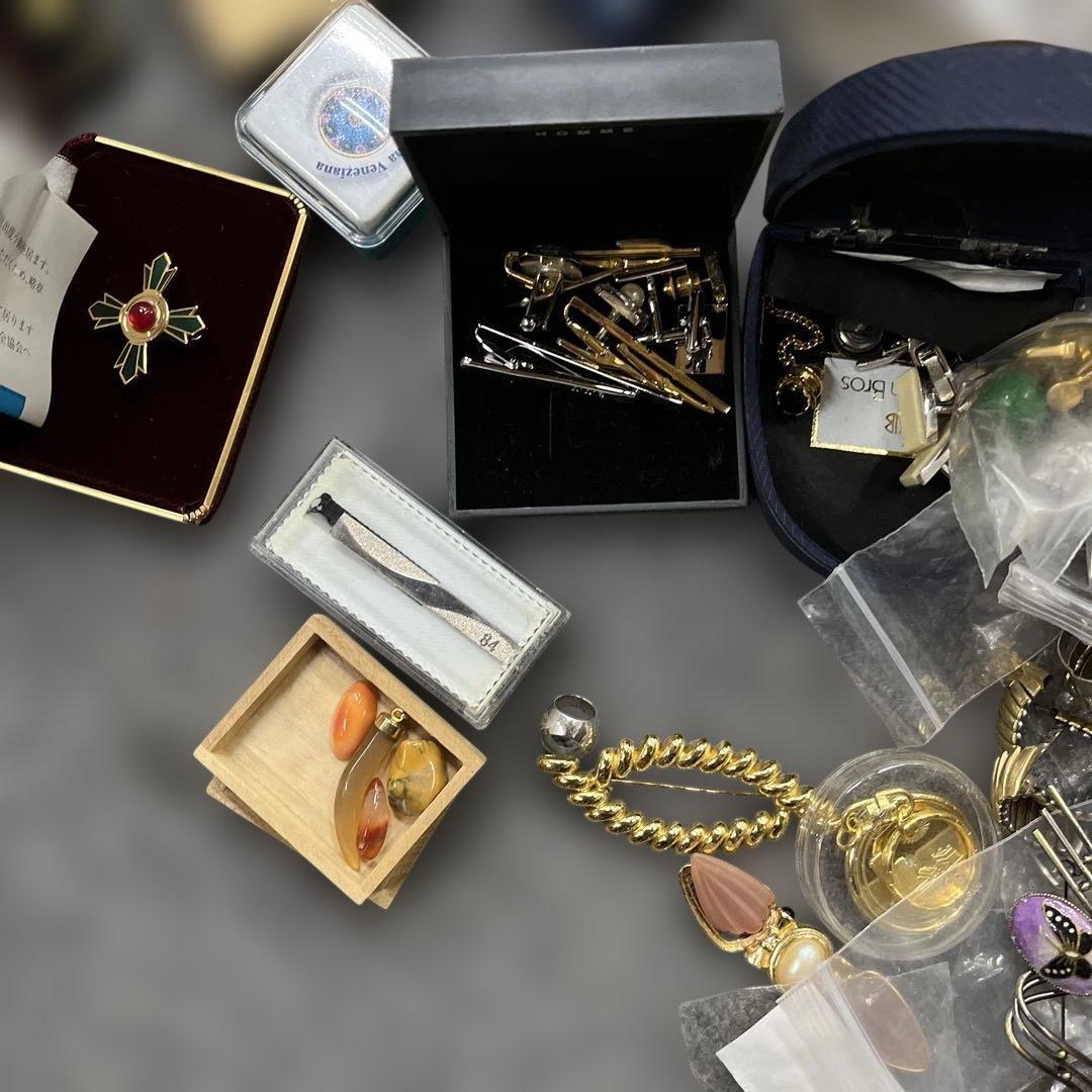 アクセサリー イヤリングネックレスなど まとめ売り 9kgぐらい 現状品