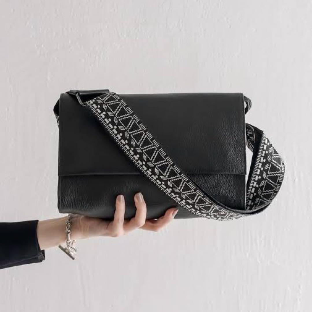 販売終了品 イアパピヨネ 《本革》柄ワイドテープショルダーバッグ ホワイト