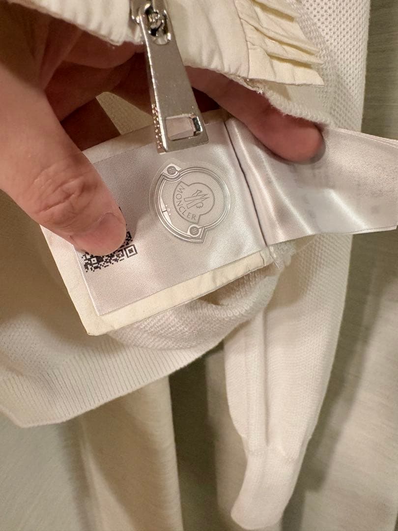 美品 モンクレール フリル カーディガン ワッペン付き ホワイト - メルカリ