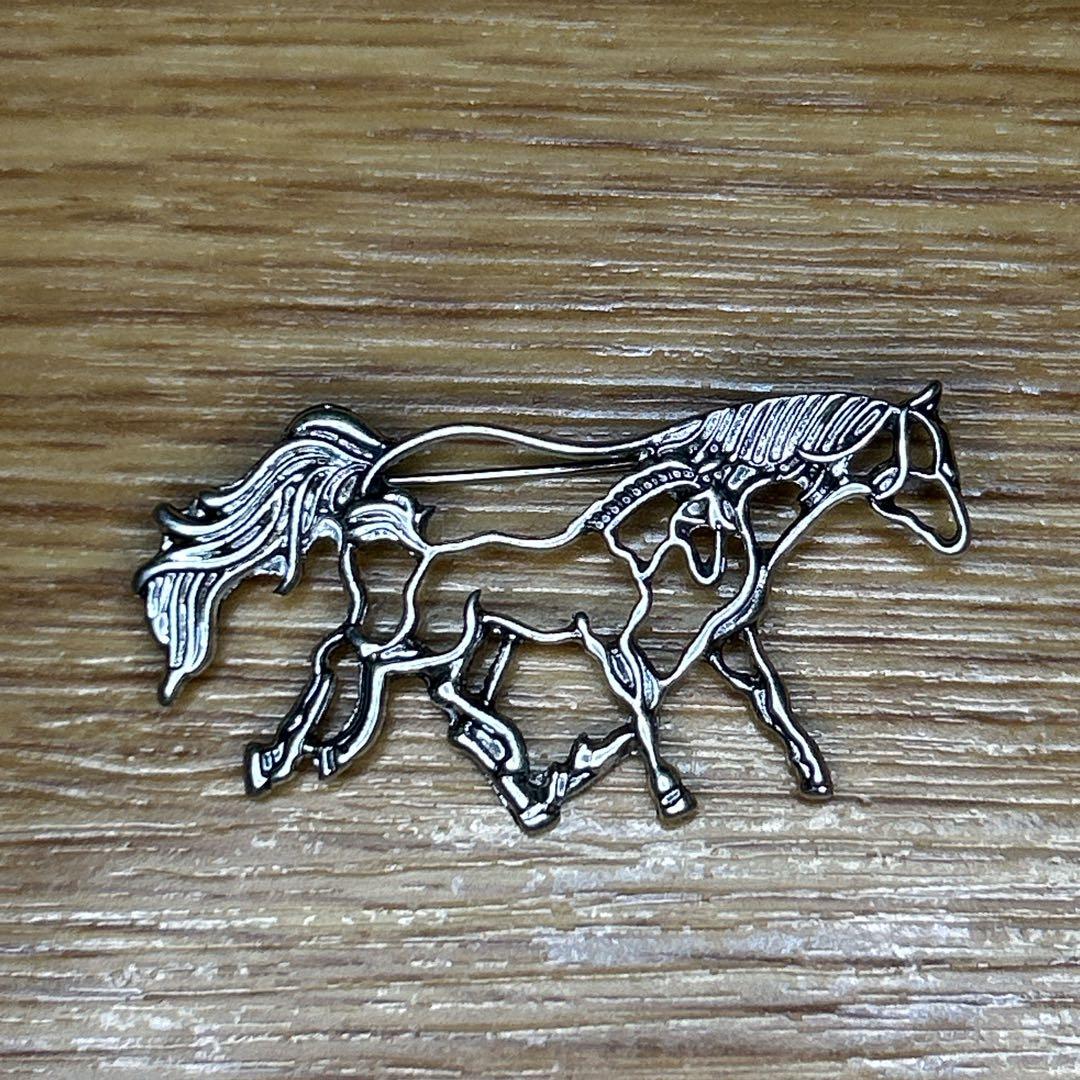 ブローチ シルバー 馬 乗馬 馬術 競馬 午年 ホロアウト アンティーク調