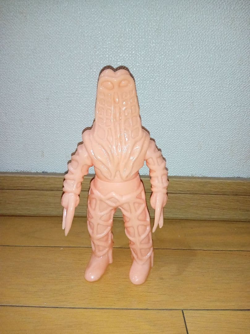ゴドラ星人 M1号 ミドルサイズ 未塗装 ソフビ - メルカリ