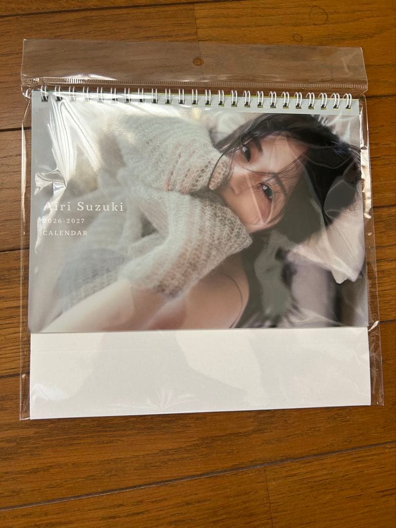 鈴木愛理 2026 卓上カレンダー フォトカード付 - メルカリ