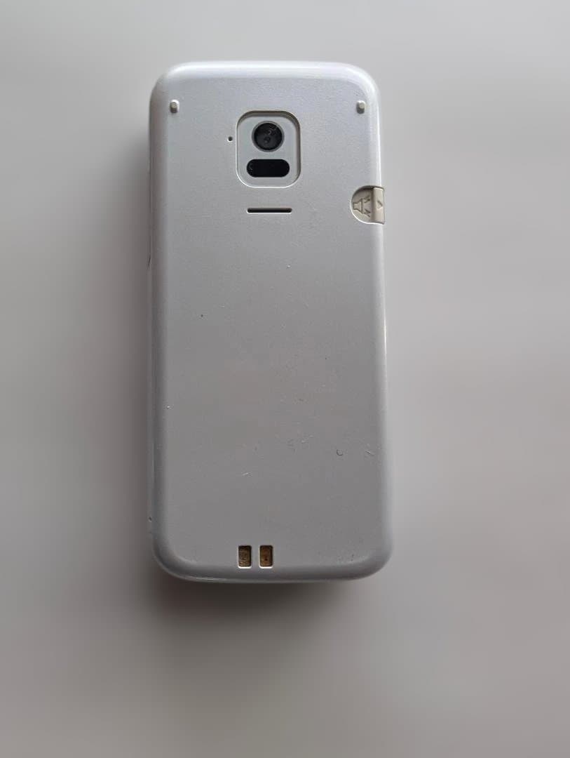 docomo らくらくホン F-01M ホワイト - メルカリ