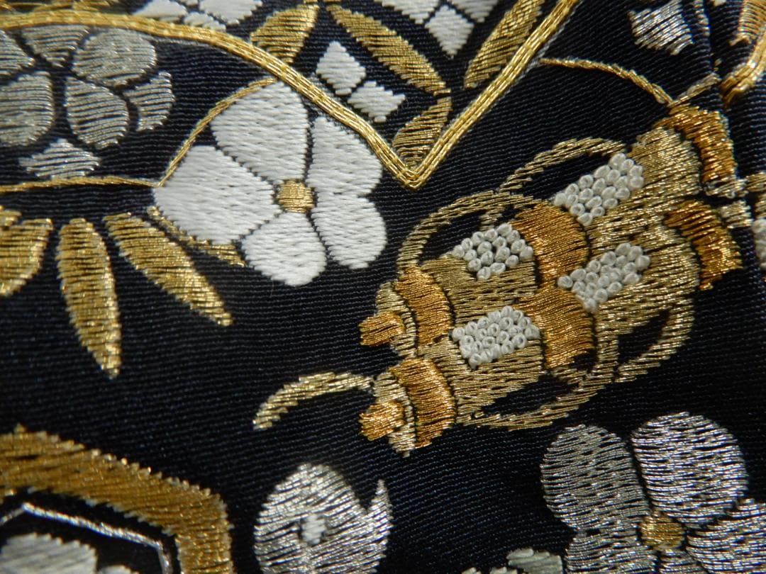 正絹・豪華な宝尽くし刺繍入り訪問着・一ツ紋・共八掛 - メルカリ