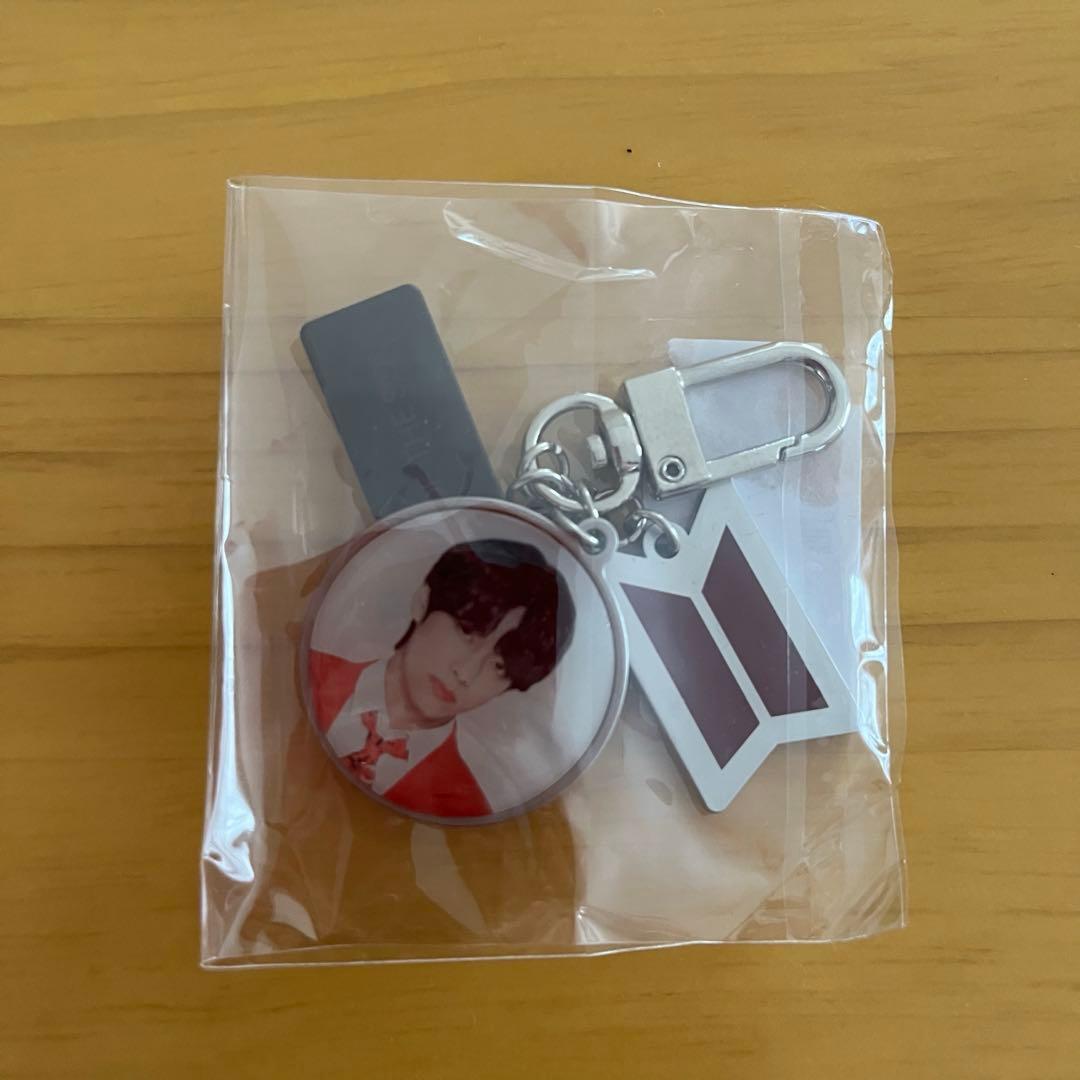 公式】BTS テテ テヒョン V キーホルダー キーリング MOS ON:E - メルカリ