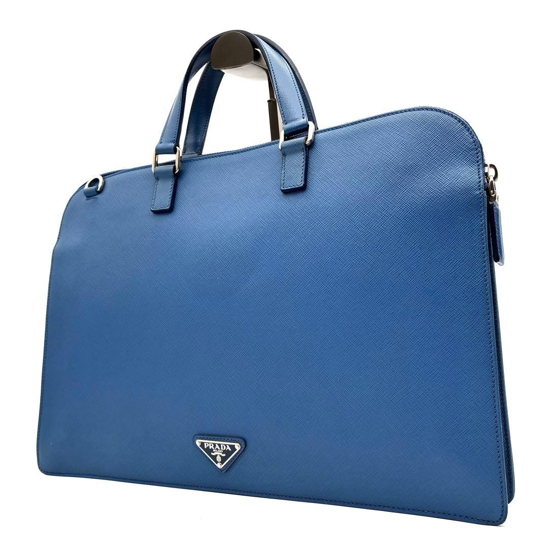 極美品 プラダ ビジネスバッグ 三角ロゴ サフィアーノレザー 白タグ ブルー PRADA（プラダ） サフィアーノ ガレリア 三角ロゴプレート ブルー