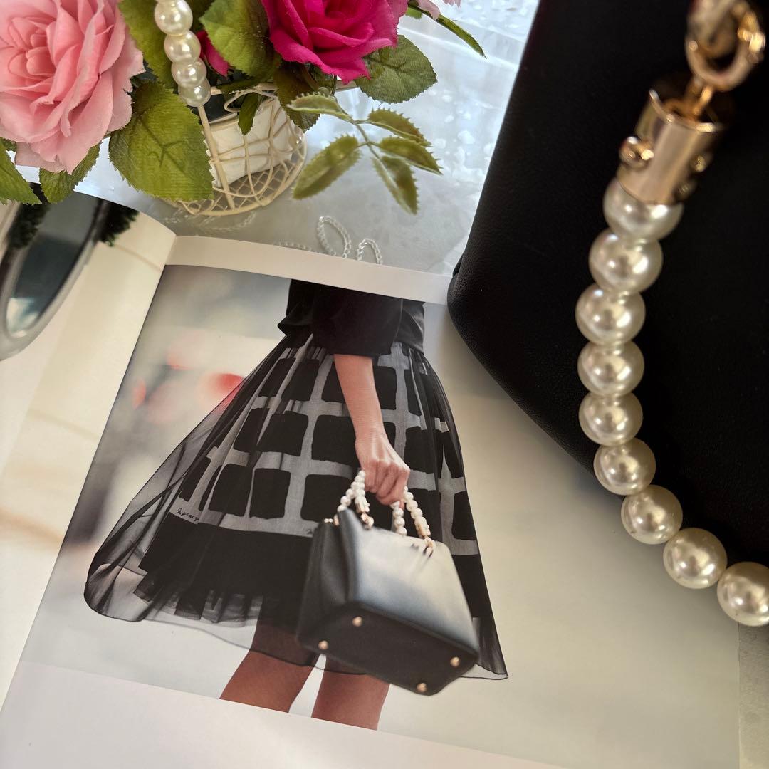 エムズグレイシー カタログ掲載ロゴ入りパールハンドバック ブラック