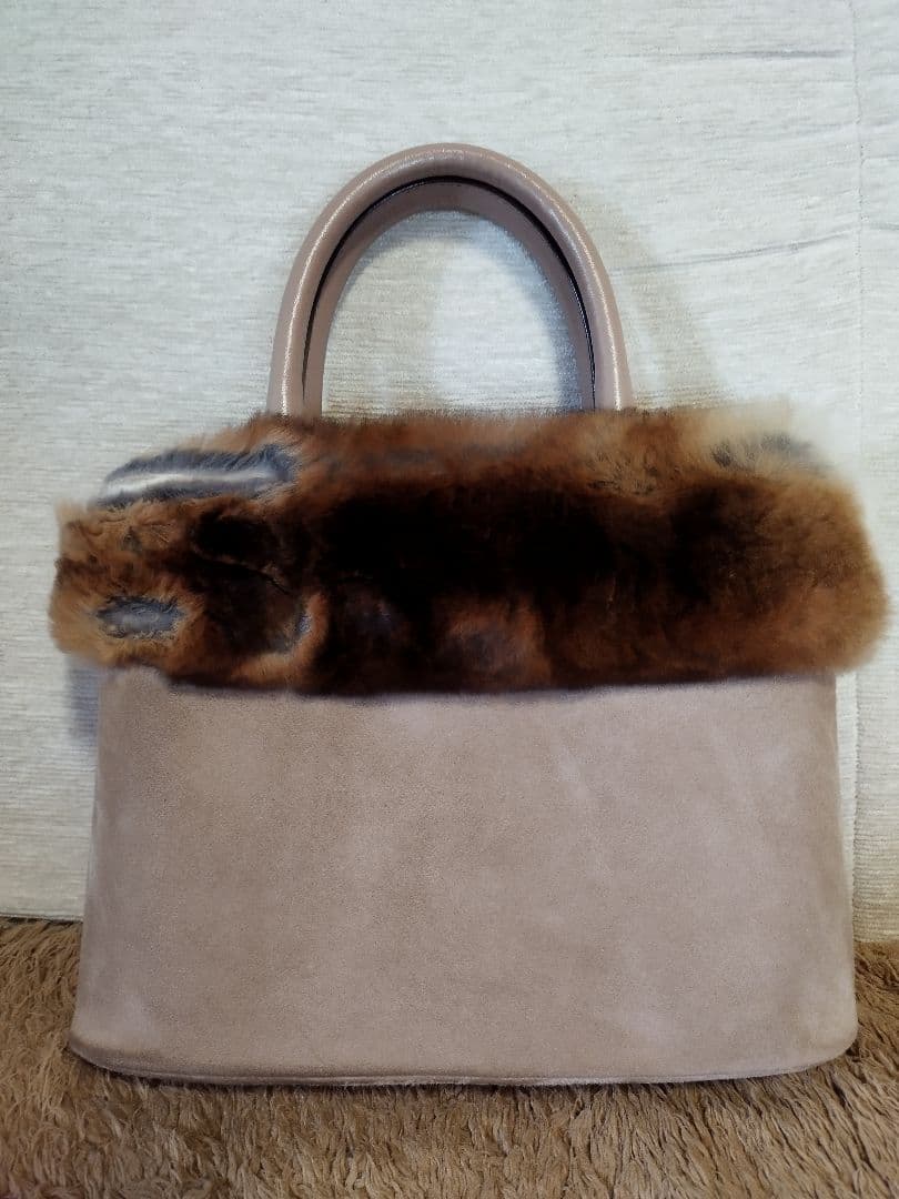 フェラガモ♡ファー付きスエードバッグ - メルカリ