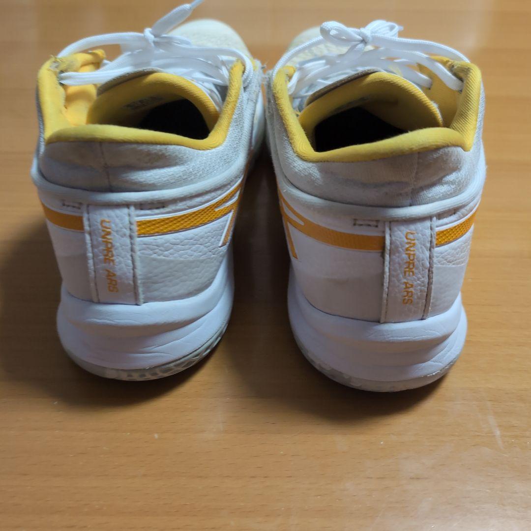 asics バスケットボールシューズ ホワイト/イエロー - メルカリ