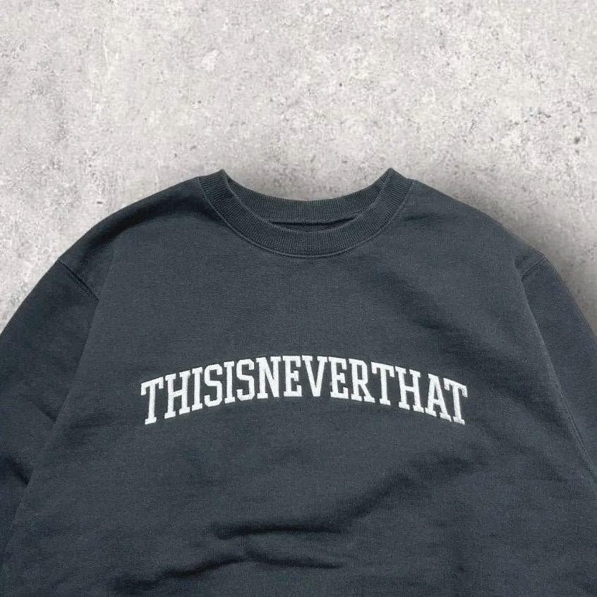 ディスイズネバーザット スウェット トレーナー 刺繍アーチ ネバザ